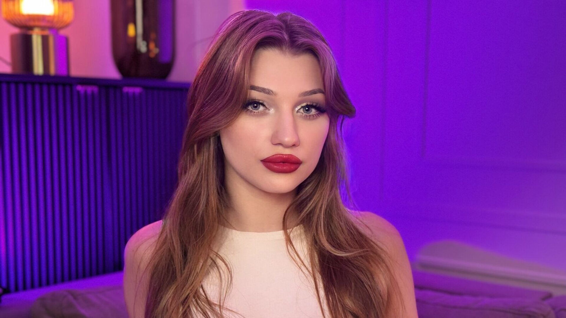 Join AmiraQueen Private Chat