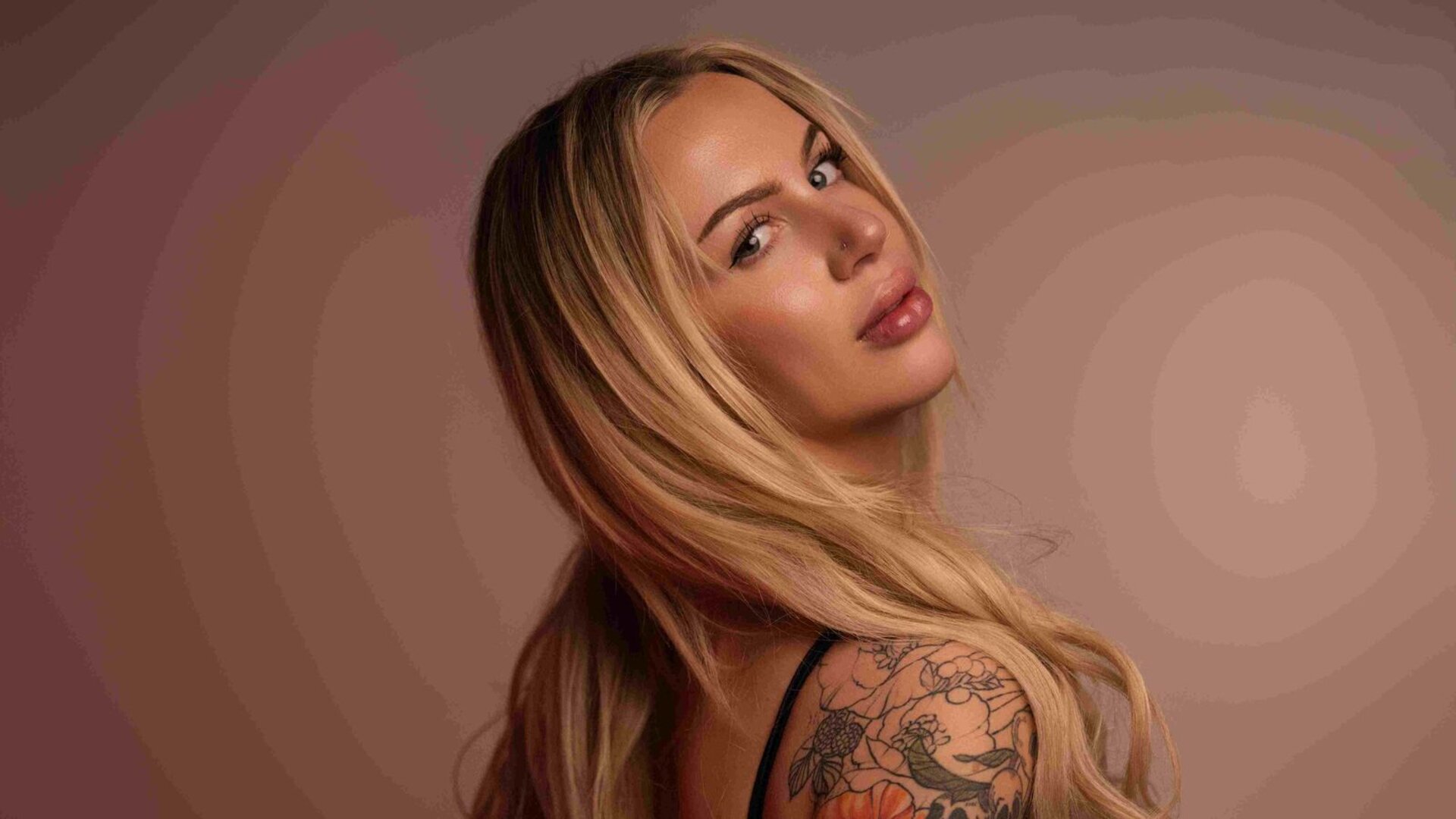 Join EmmaleeJones Private Chat