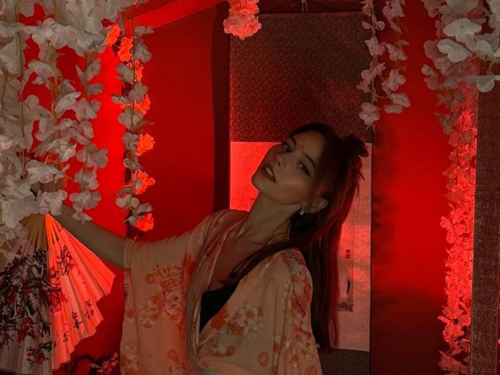 Join FlorenceCreedon Private Chat