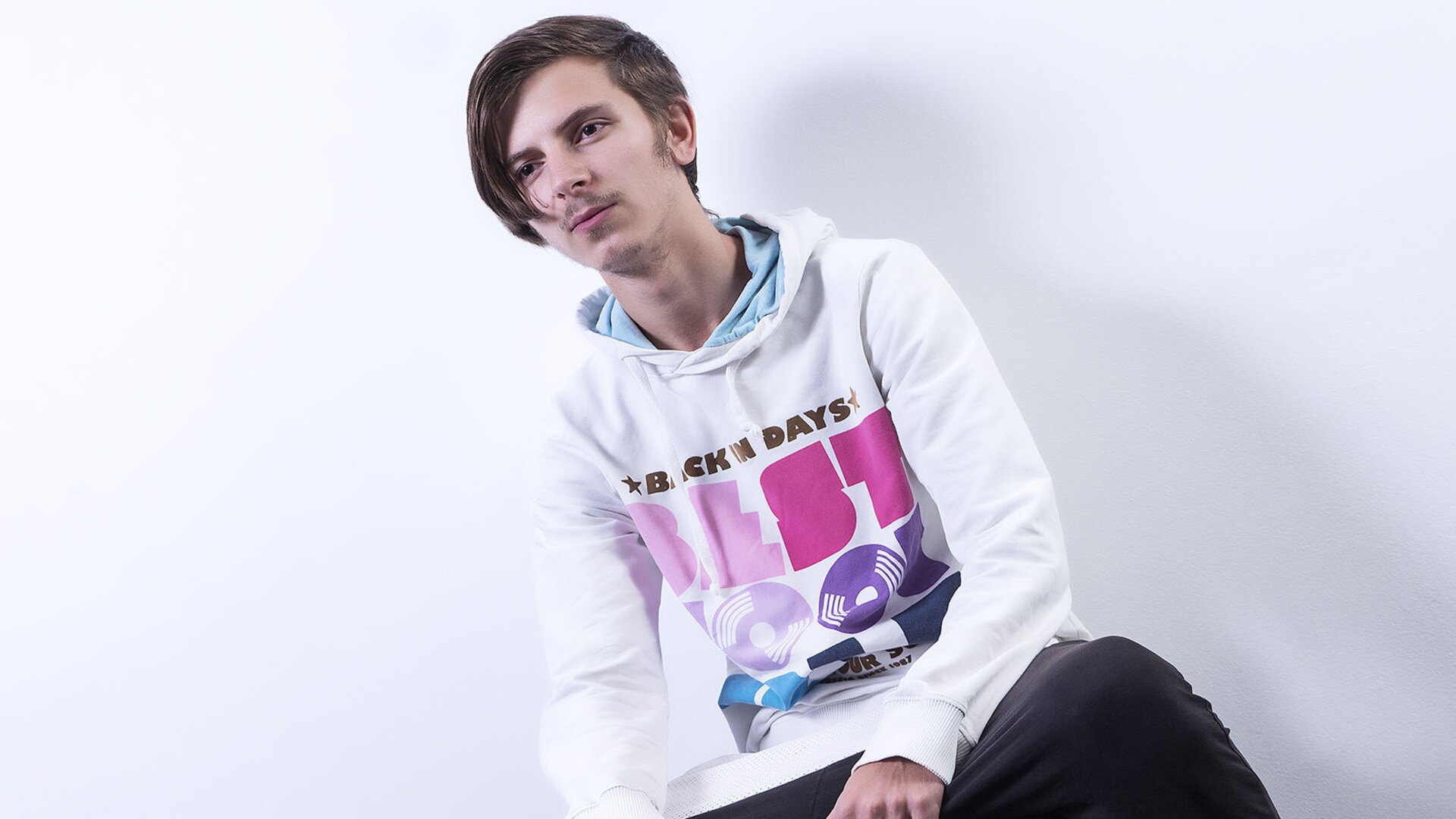 Join LewisMack Private Chat