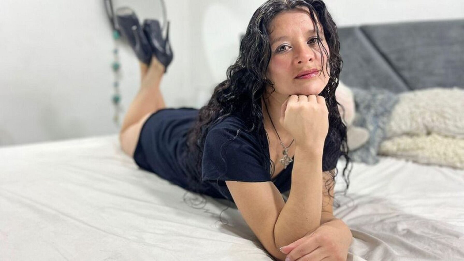 Join LiaRiccii Private Chat