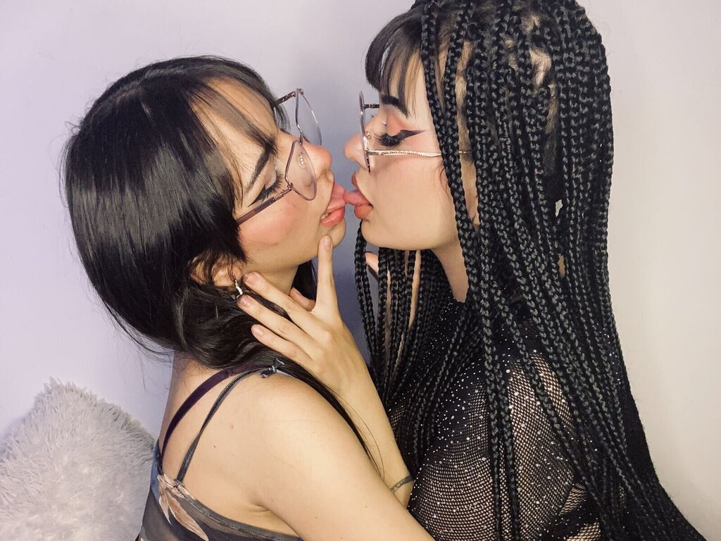 Join LizzyAndCami Private Chat