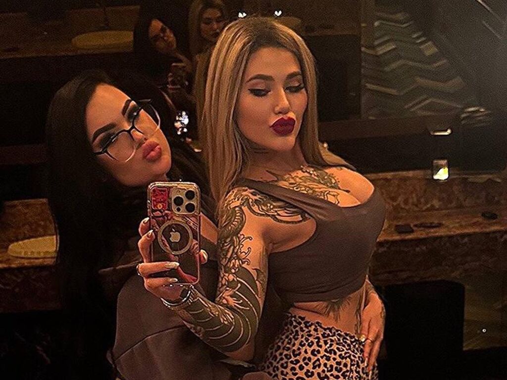 Join MadinaAndKatrine Private Chat