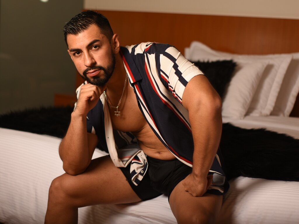 Join MaximoWithe Private Chat